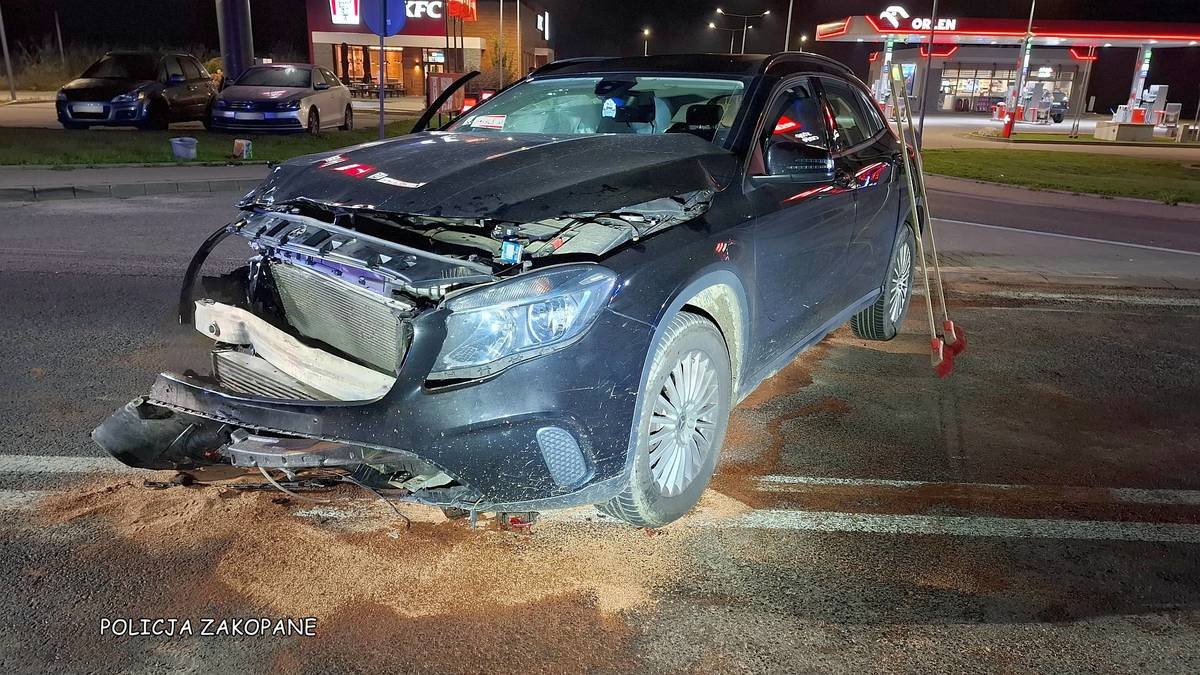 17-latek w mercedesie próbował wyprzedzać. Staranował volvo