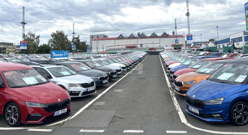 Salon sprzedaży samochodów używanych AAA Auto w czeskiej Pradze w dzielnicy Dolni Chabry