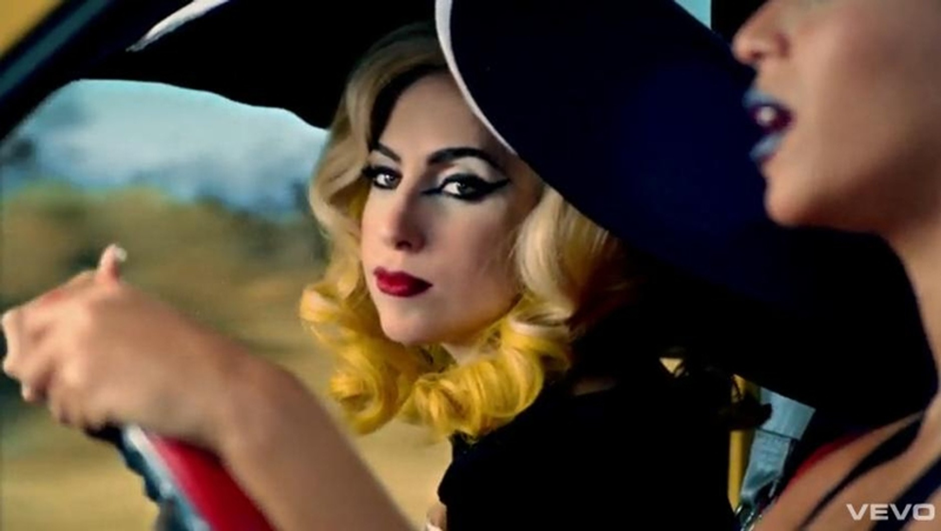 Lada Gaga wynalazła na nowo zestaw głośnomówiący