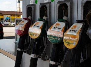 Gdzie opłaca się zatankować, jadąc na ferie? Sprawdziliśmy ceny paliw w Europie