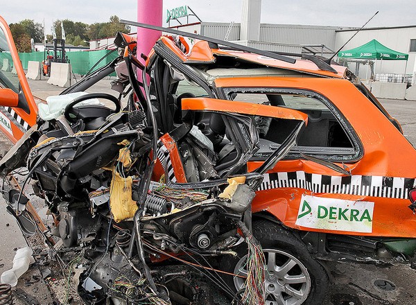 Co zostało z auta po zderzeniu ze słupem?