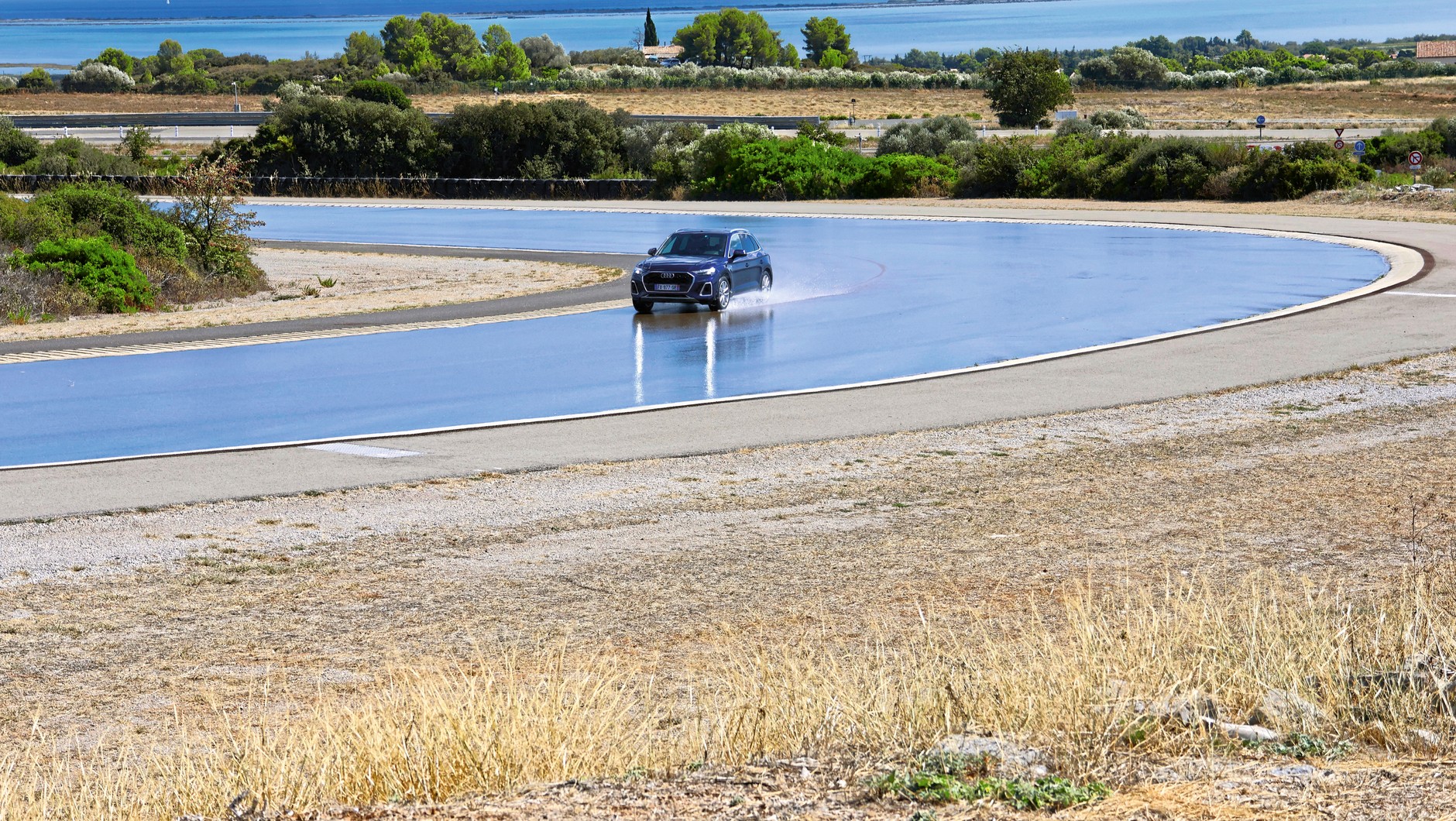 Test opon letnich do SUV-ów: badanie podatności na aquaplaning