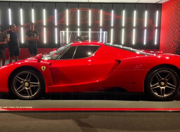 Najlepszy samochód Jana Pawła II. Nie był biały i miał V12. Tak, to Ferrari Enzo