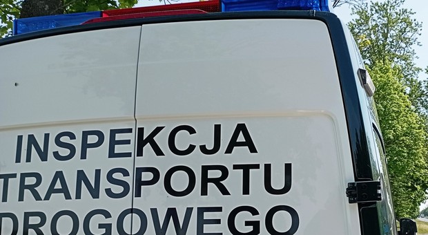 Inspektorzy ITD zważyli dostawczaka. A potem spojrzeli na oponę. Koszmarny widok