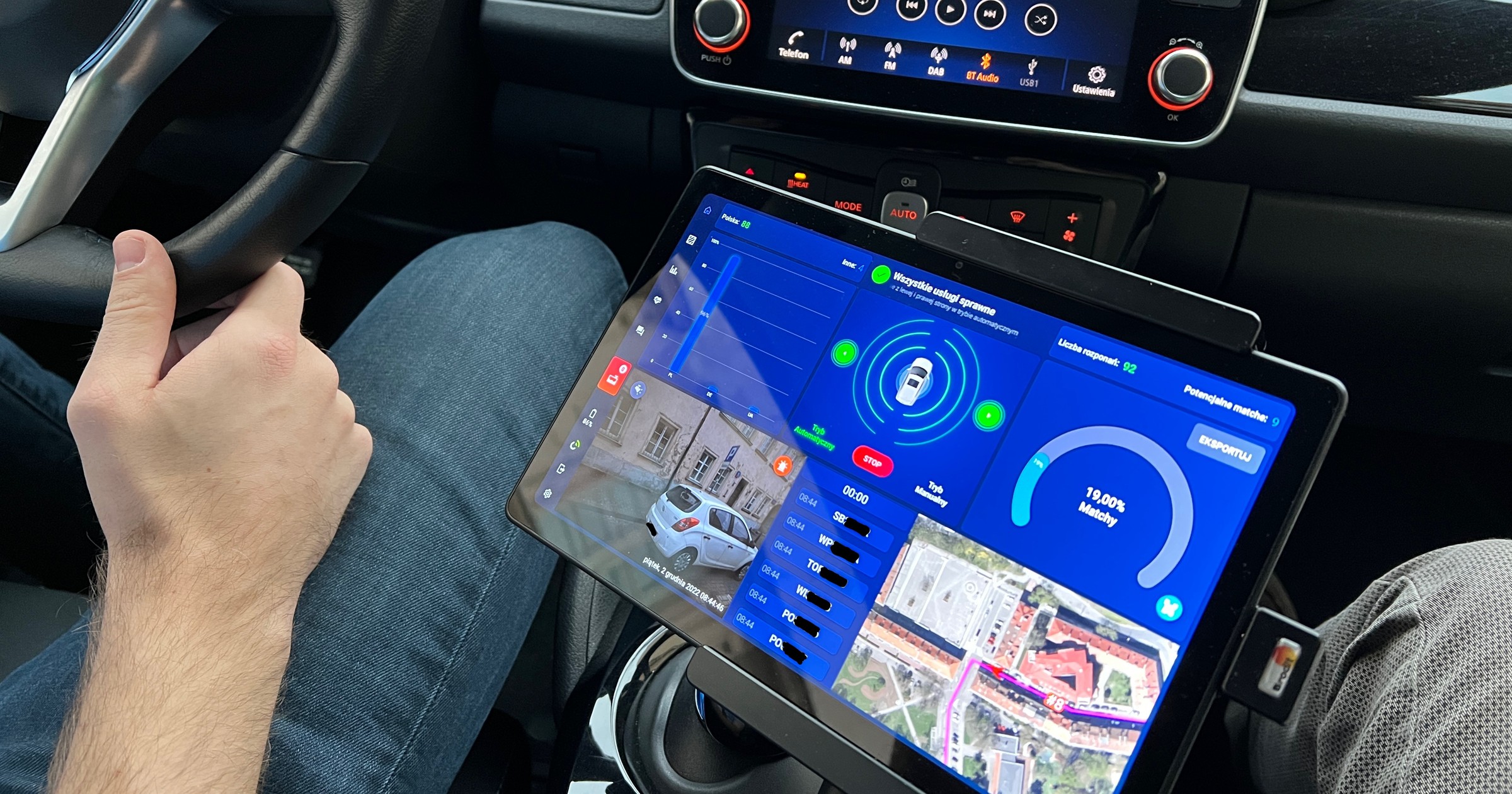 W Warszawie ulice stołecznej strefy płatnego parkowania patrolują elektryczne Nissany Leaf