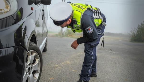 Policjanci przyglądają się oponom. Wystarczą złe napisy na boku, żeby stracić dowód
