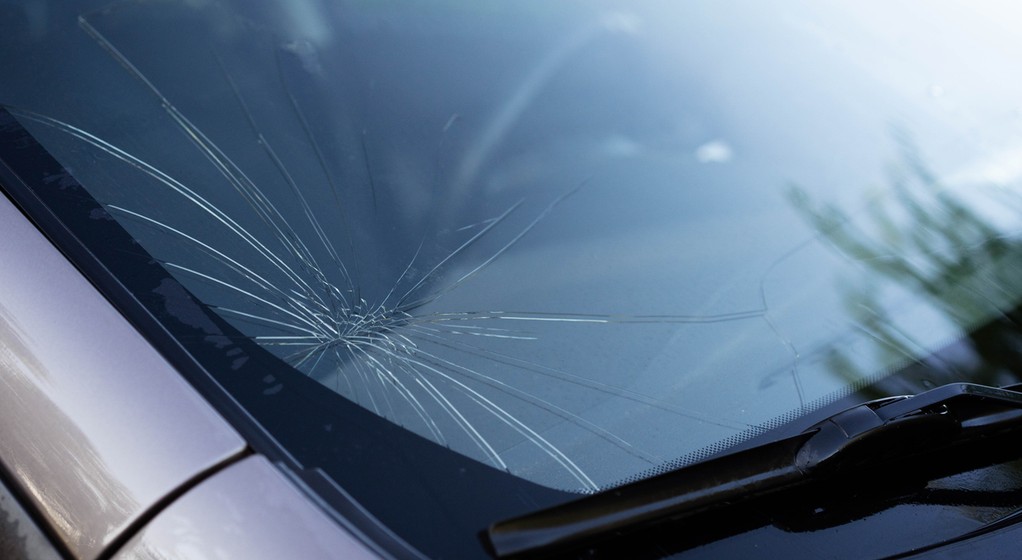 Uszkodzona szyba w samochodzie