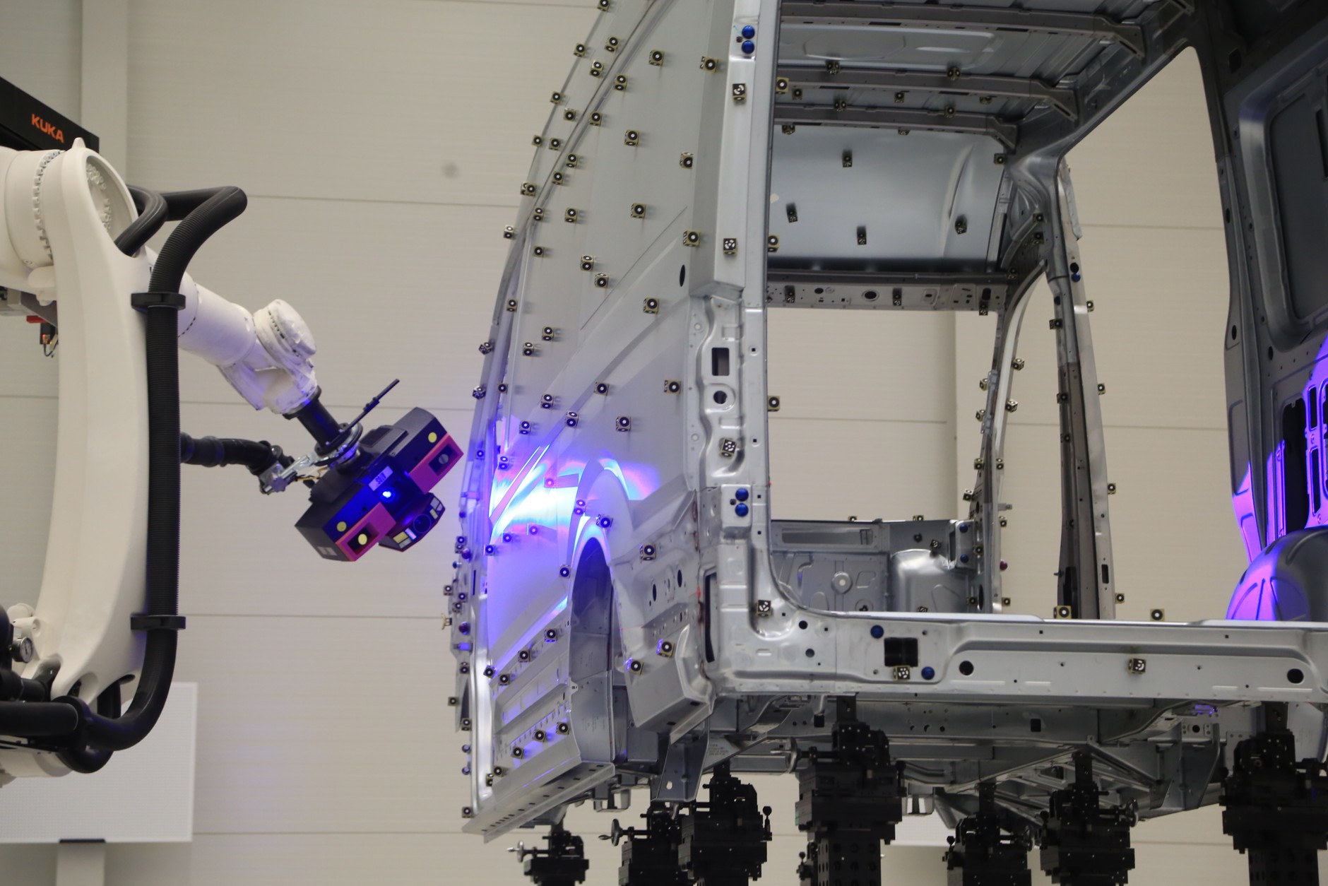 W Izbie Pomiarowej na dwie zmiany pracuje 40 osób, które mierzą, analizują i kontrolują wyprodukowane lub zamówione części