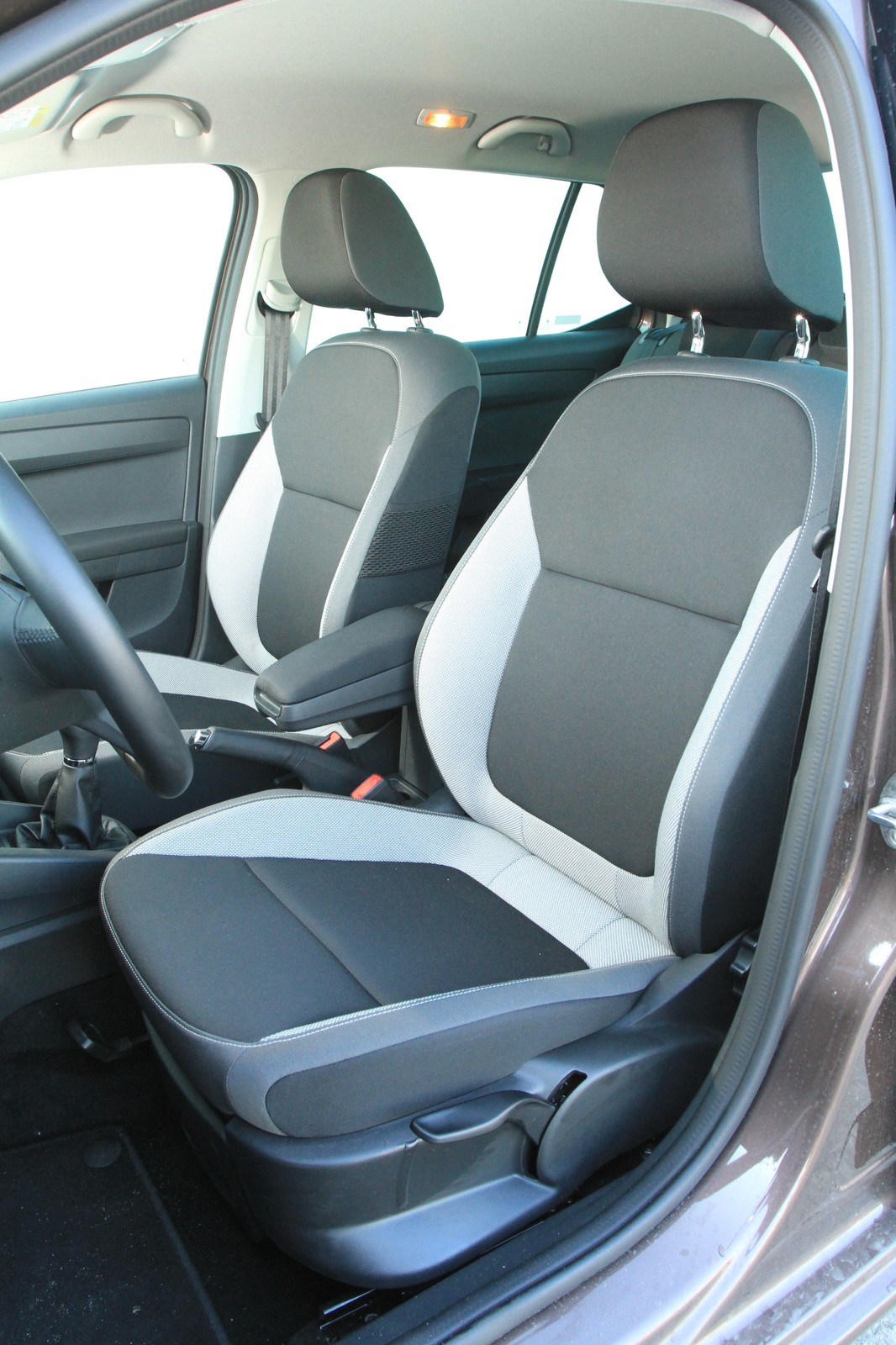 Z przodu duża ilość miejsca i wygodne fotele. Podłokietnik ze schowkiem w opcji za 500 zł