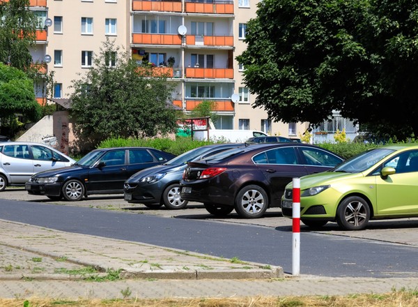 Mandaty na osiedlach za parkowanie. Tak ich unikniesz