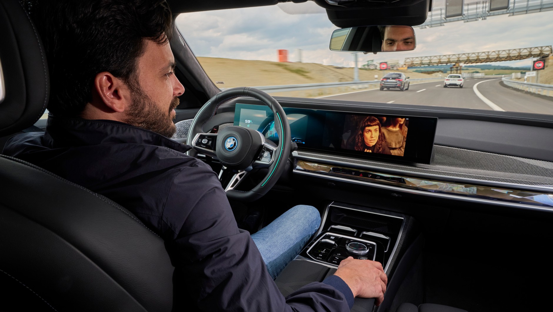 BMW jest w stanie legalnie jechać z kierowcą niepatrzącym na drogę