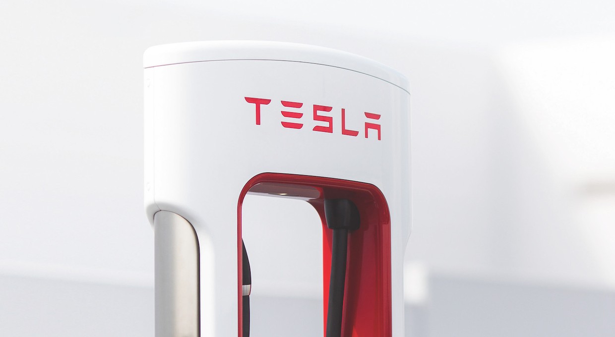Zostawił Teslę w ładowarce. Dostał 600 tys. dol. kary