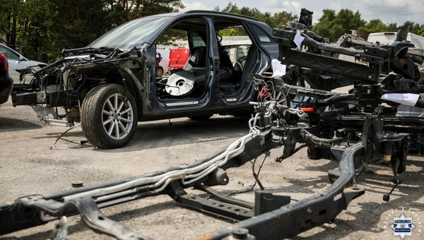 Policja odzyskała ponad 40 pojazdów i setki części. Duża akcja kryminalnych