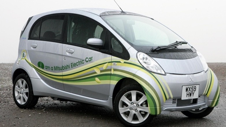 Jak Schwarzenegger zmieścił się w Mitsubishi i-MIEV?