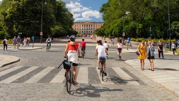 Wyprzedzanie rowerzystów nie jest takie proste. Kierowcy muszą przestrzegać wielu zasad