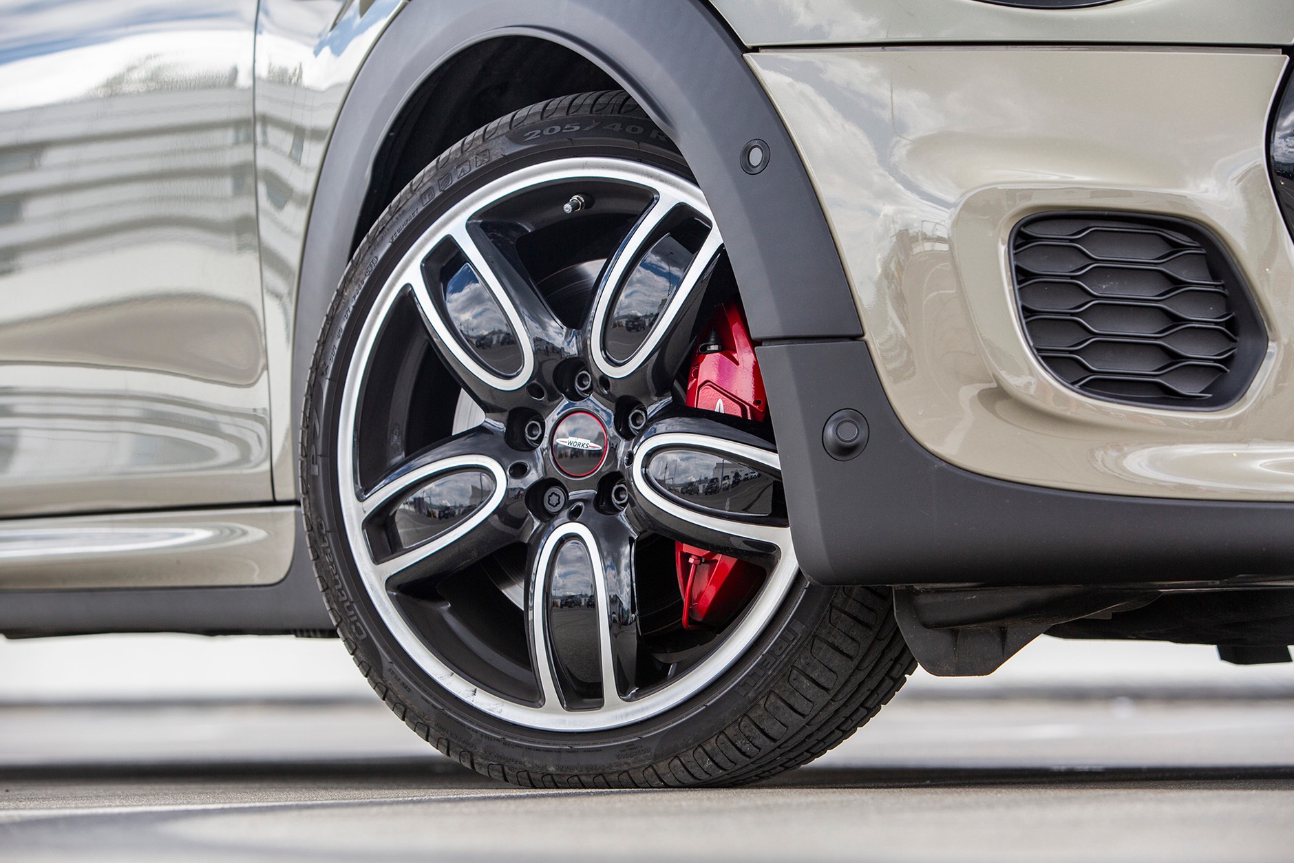 Mini Cooper 2.0 JCW - imponuje jazdą, wyglądem i ceną