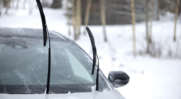 Kierowcy stawiają wycieraczki na mrozie. To sposób na lepszy poranek