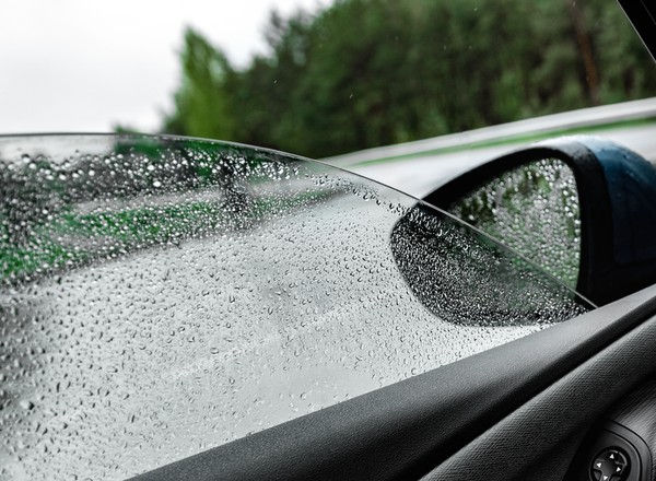 Mało znana sztuczka. Tak zamkniesz okno bez włączania silnika