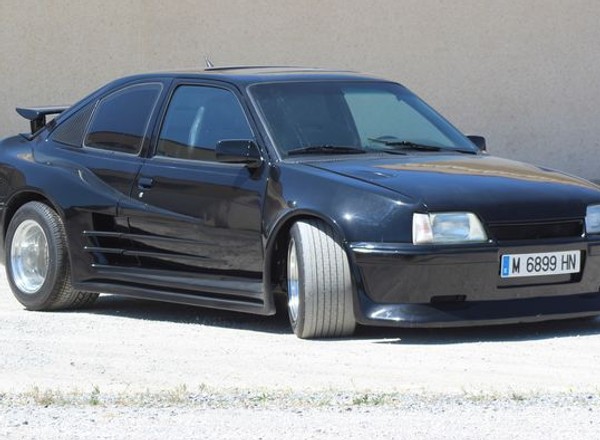 Opel Kadett stał się Ferrari Testarossą. Tak się tuningowało auta w latach 80. i 90.