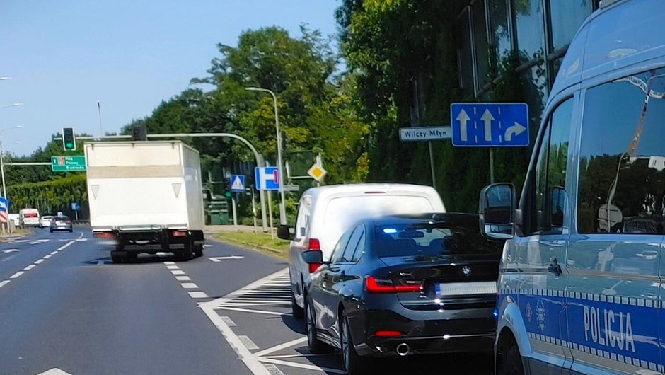 Kierowca miał prawo jazdy, ale dane się nie zgadzały...