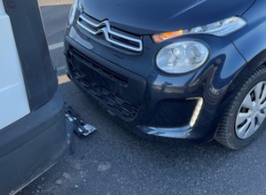 To była drobna stłuczka na parkingu. Kosztowała kierującą 70 tys. zł