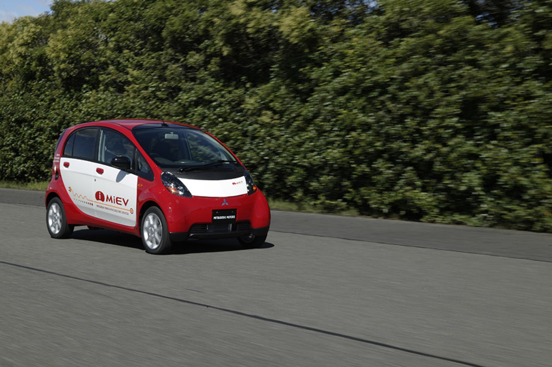 Mitsubishi: zainteresowanie elektrycznym i-MiEV zmusza producenta do zwiększenia produkcji