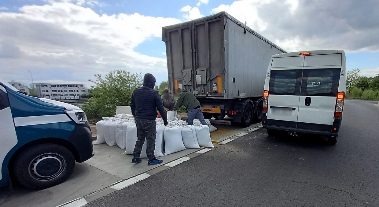 Inspektorzy ITD zatrzymali go na S5. Wiele worków trzeba było przeładować