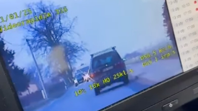 Mruganie długimi uchwycone przez policyjny wideorejestrator.