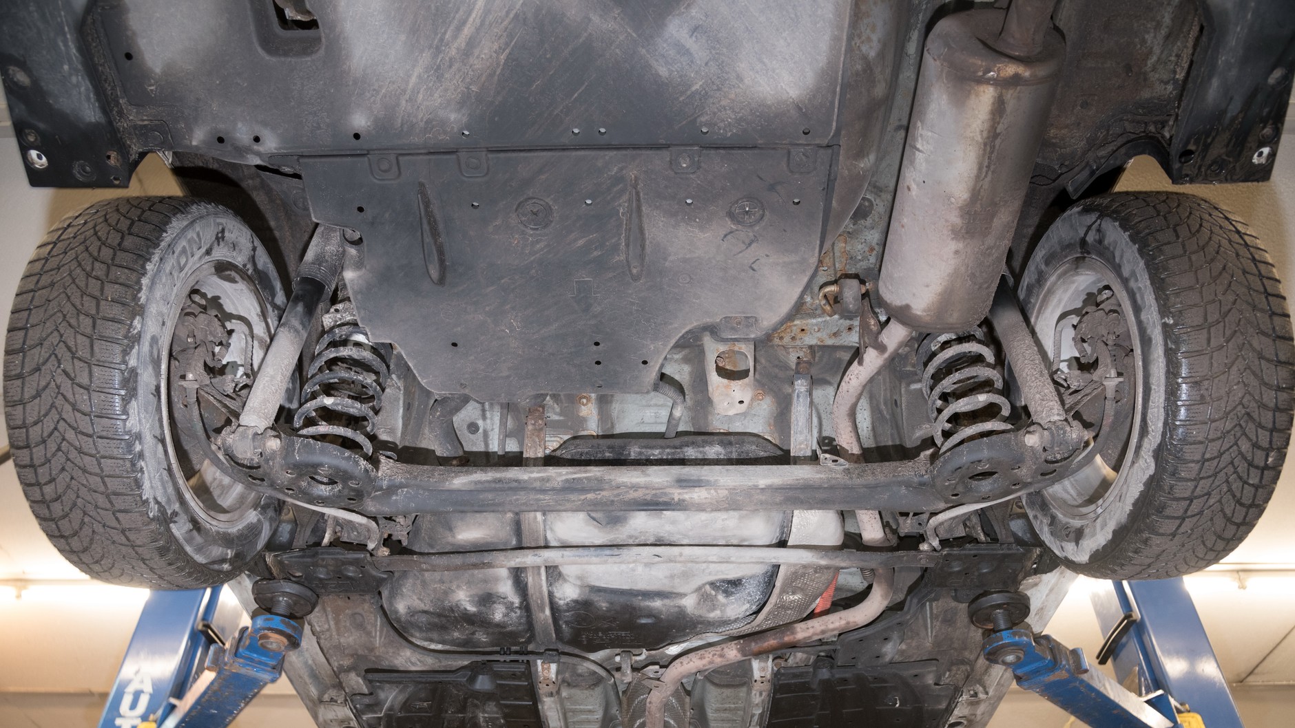 Na tylnej osi montowana jest prosta i trwała belka skrętna.