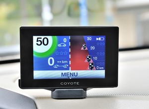 Coyote i nieoznakowane radiowozy