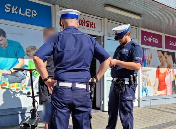 Jechał hulajnogą ulicami miasta. Dostał 3 tys. zł. mandatu