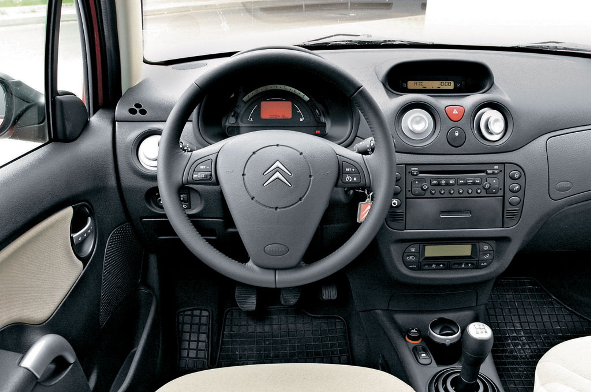 Z pozoru to proste auto, ale ma już multipleksową instalację elektryczną (w dużej części), z powodu której występują liczne chwilowe błędy lub dokuczliwe awarie wyposażenia, np. pod wpływem wilgoci. Zawodzą m.in. wycieraczki szyb, przełącznik kierunkowskazów, nawiew czy centralne zamki.