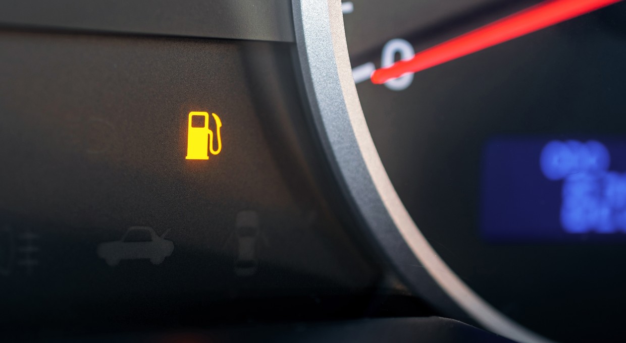 Kontrolka rezerwy to znak, że trzeba szybko szukać stacji. Te sposoby pozwolą spokojnie do niej dotrzeć