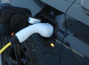 Hybrydy plug-in z największym zasięgiem na prądzie – ranking. Co ładuje się zbyt wolno, co ma osiągi lepsze niż w papierach?