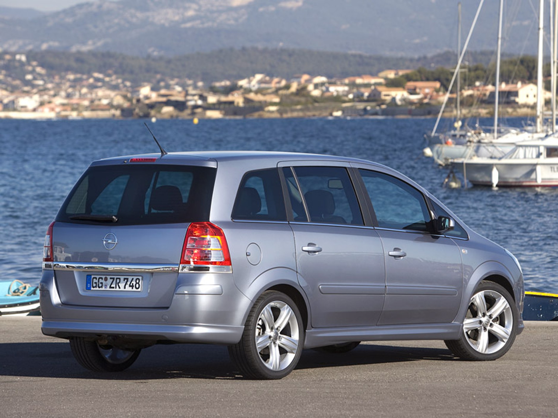 Opel: nowa Zafira w natarciu od lutego (dane techniczne plus ceny w Polsce)