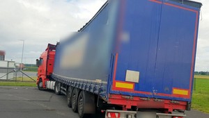 Naczepa ciężarówki sprawiała wrażenie, że może się przewrócić