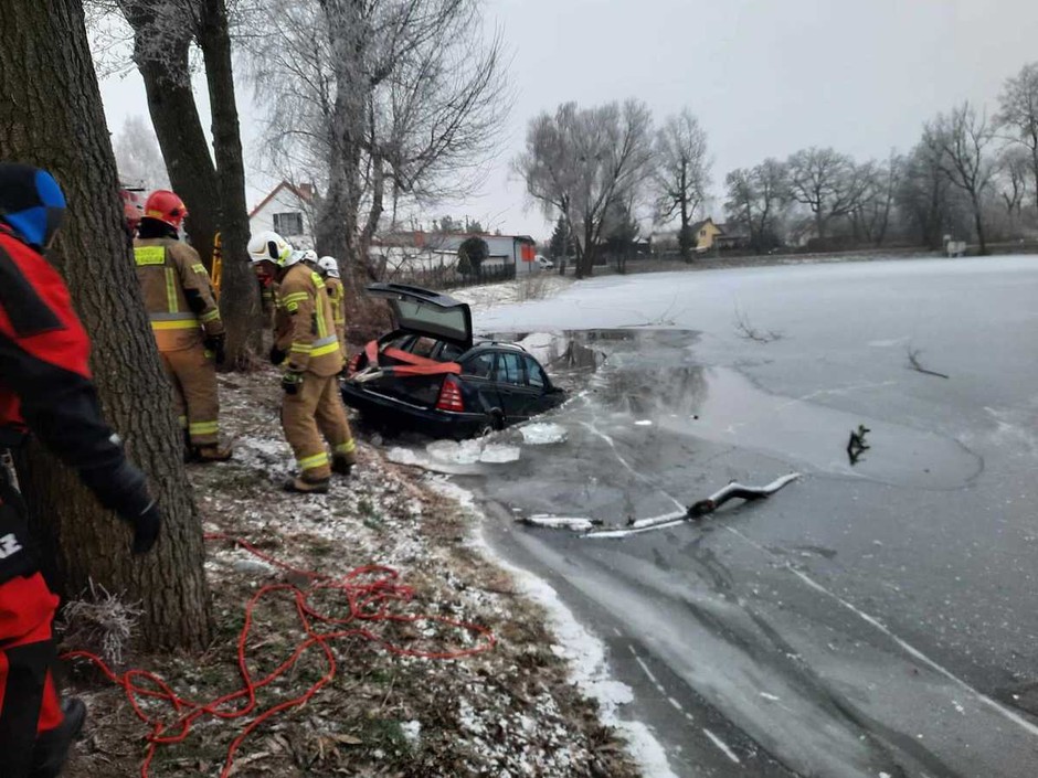 Wyłowili auto z zamarzniętego stawu