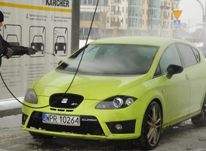 Jak zimą umyć auto? Czy suszenie auta jest koniecznością?