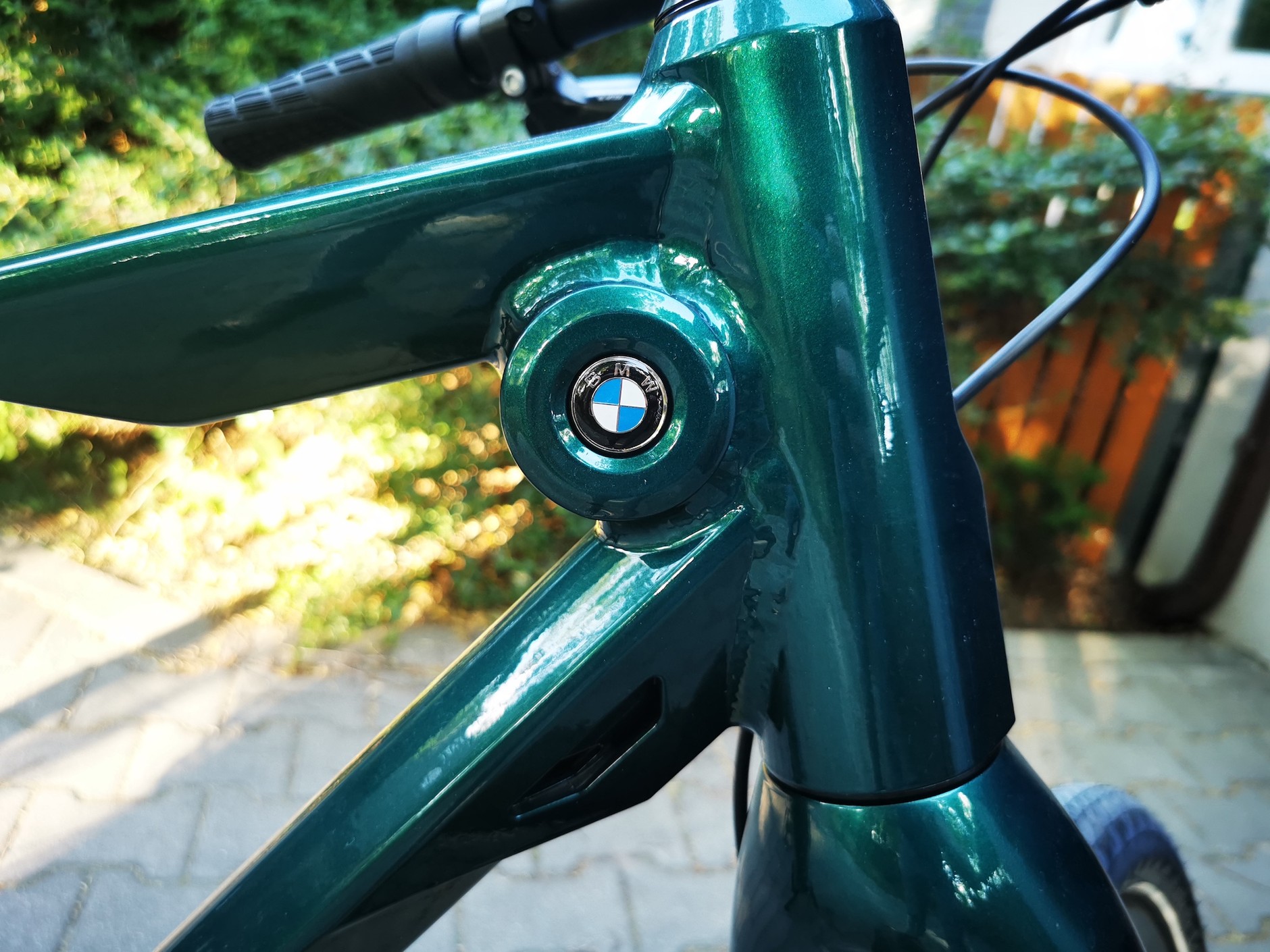 Rower miejski BMW: logo marki