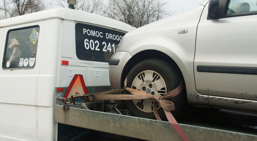 Zepsuty samochód na lawecie pomocy drogowej (zdj. ilustracyjne)