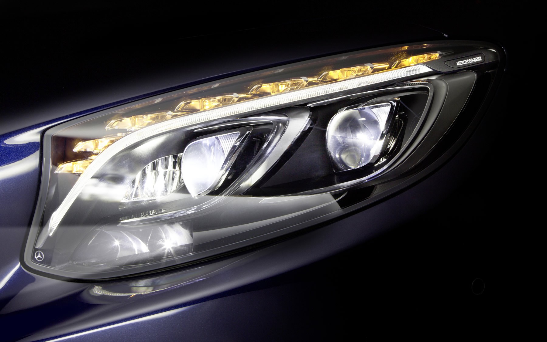 W wielu aktualnych modelach, w przypadku przepalenia się choćby jednej diody w przednich reflektorach, technologia producenta wymaga wymiany kompletnej lampy. Na szczęście, da się to zwykle obejść.