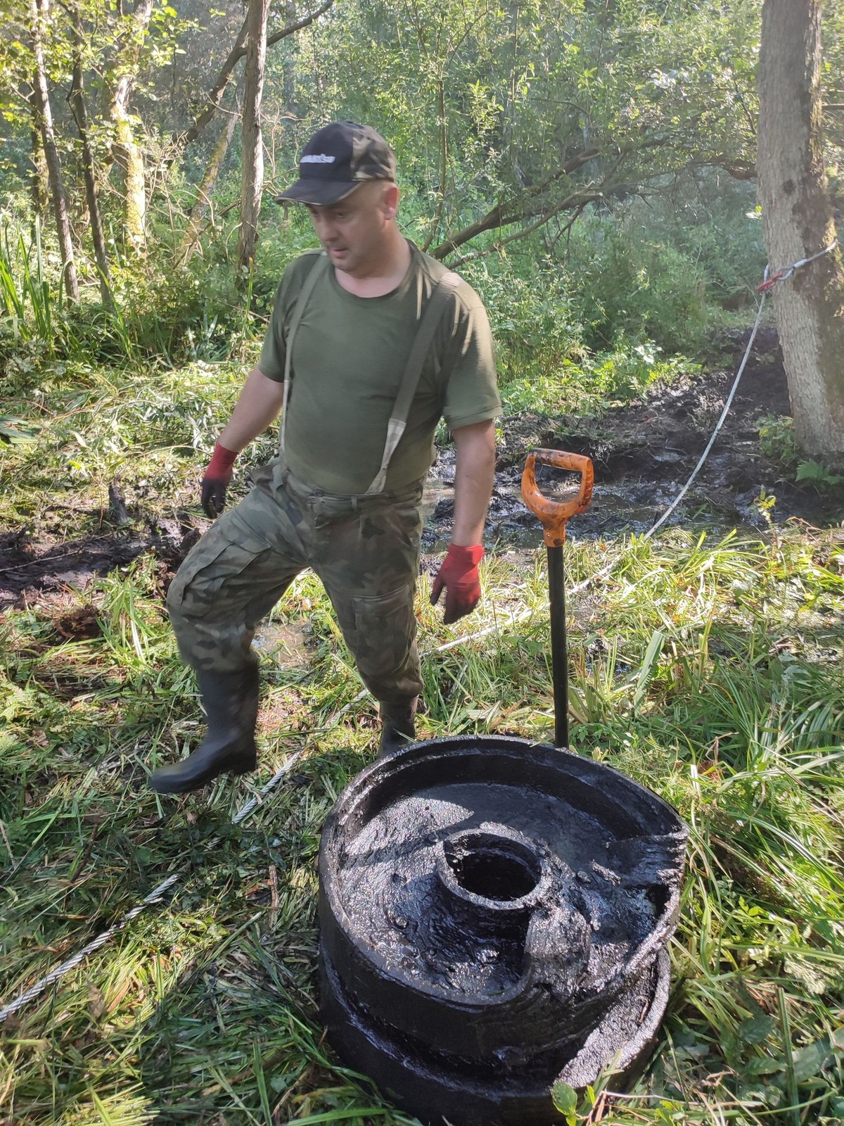 Poszukiwacze z Warmińskiej Grupy Eksploracyjnej wydobyli elementy czołgów z czasu II wojny światowej