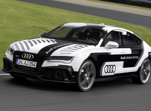 Samochód który sam jeździ - Audi RS 7 piloted driving concept na torze wyścigowym