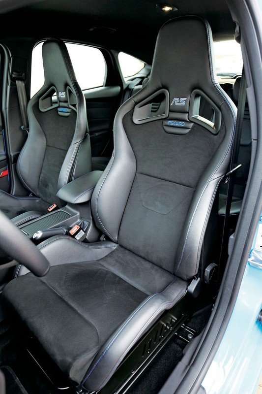 Honda Civic Type R kontra Ford Focus RS - który hot-hatch jest lepszy na torze?