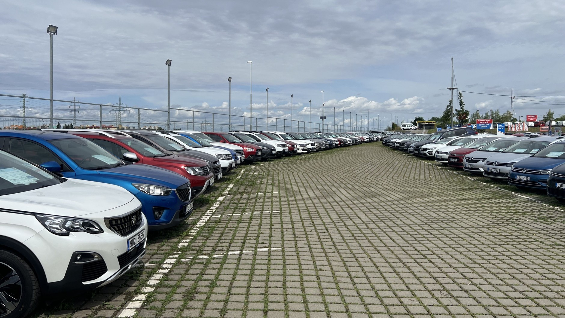 Salon sprzedaży samochodów używanych AAA Auto w czeskiej Pradze w dzielnicy Dolni Chabry