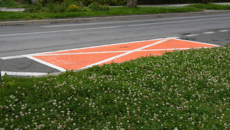 Znak poziomy w kolorze pomarańczowym (tzw. koperta) w Zakopanem