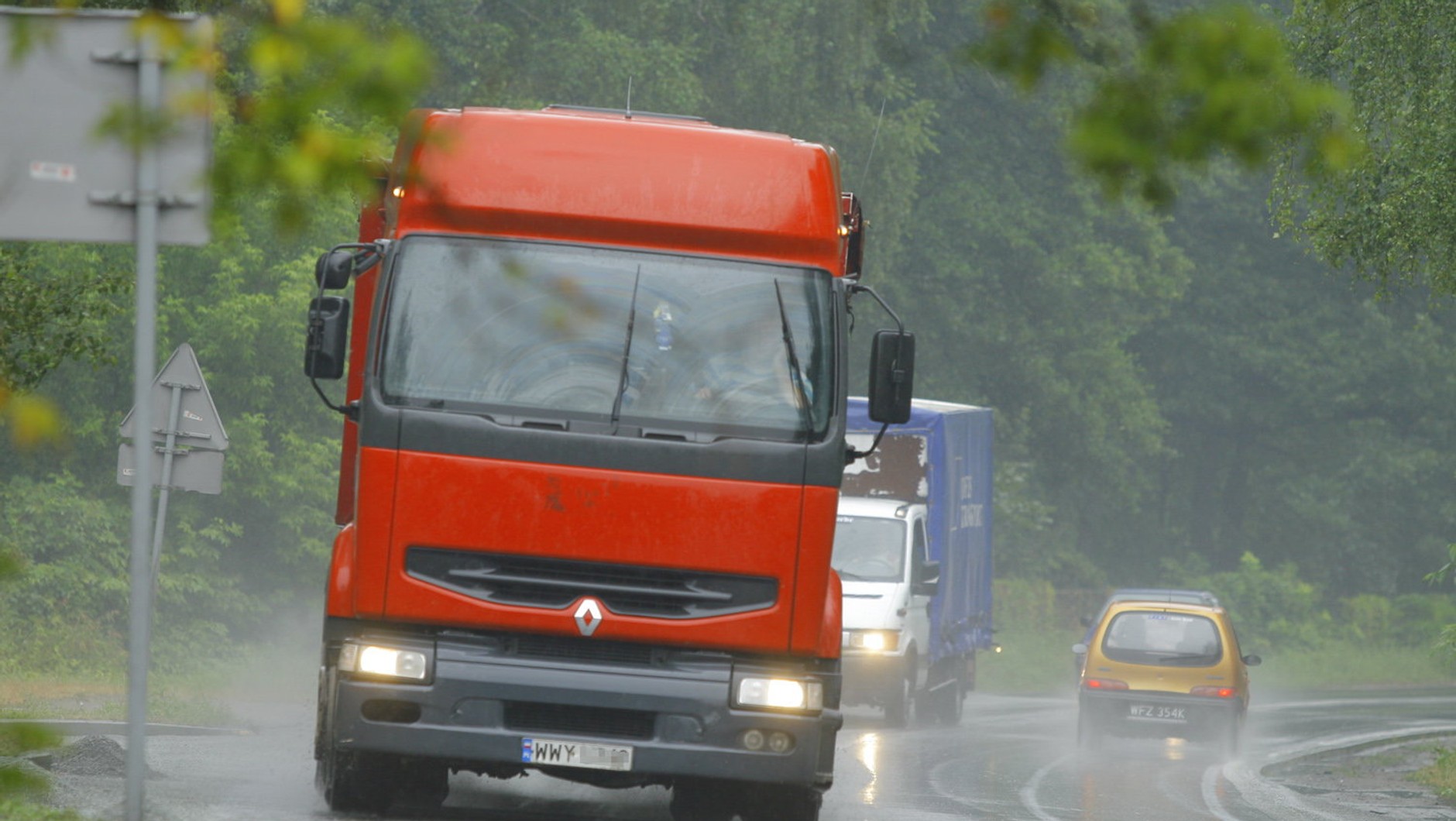 Podczas wymijania TIR-a w deszcz licz się ze znacznym spadkiem widoczności