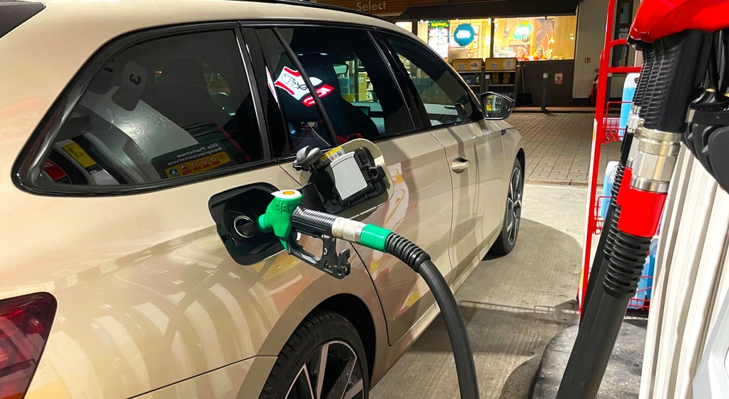 Tankowanie samochodu na stacji paliw