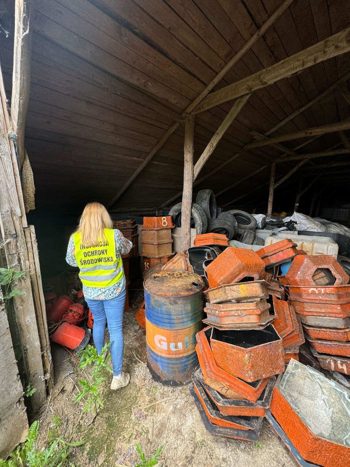 TIR z niebezpiecznymi substancjami