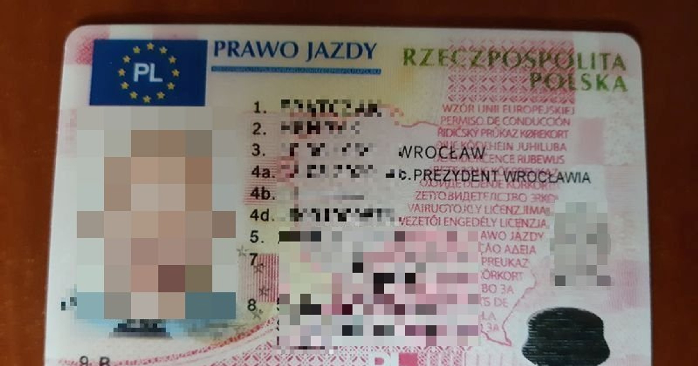 Kierowca posługiwał się podrobionym prawem jazdy. 